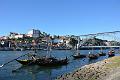 Porto von der Seite Vila Nova de Gaia aus gesehen. Im Vordergrund die Boote, mit denen früher die Fässer transportiert wurden.
